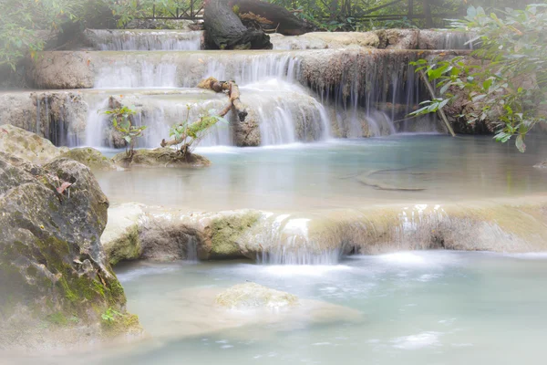 Cachoeira no parque nacional de Erawan, Kanchanaburi, Tailândia — Fotografia de Stock