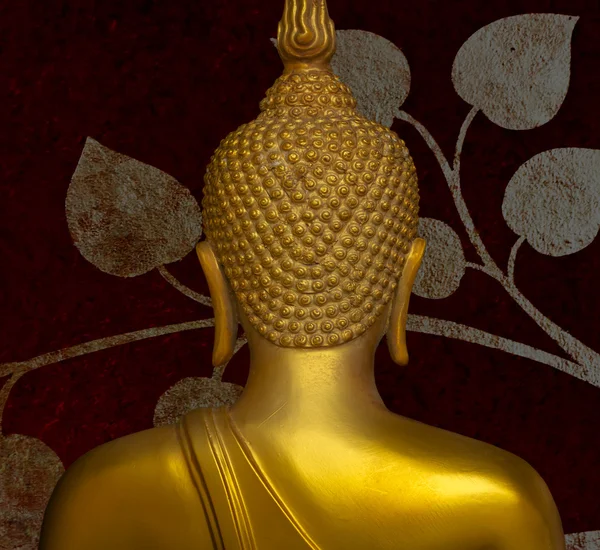 Guld Buddha staty på gyllene bakgrund mönster thailand. — Stockfoto