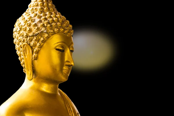 Goldbuddha isoliert auf schwarzem Hintergrund — Stockfoto