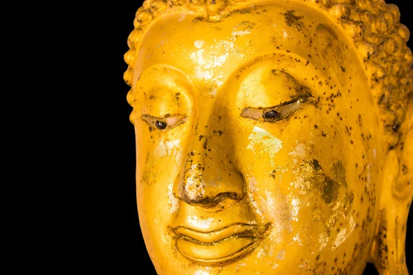 Gamla gyllene buddha staty på svart bakgrund. — Stockfoto