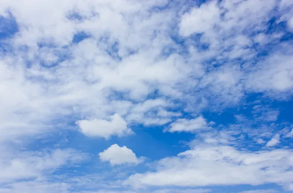 Blauwe lucht en witte wolk. — Stockfoto