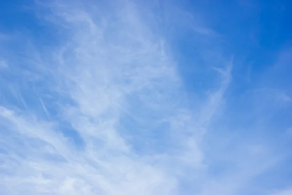 Blauwe lucht en witte wolk. — Stockfoto