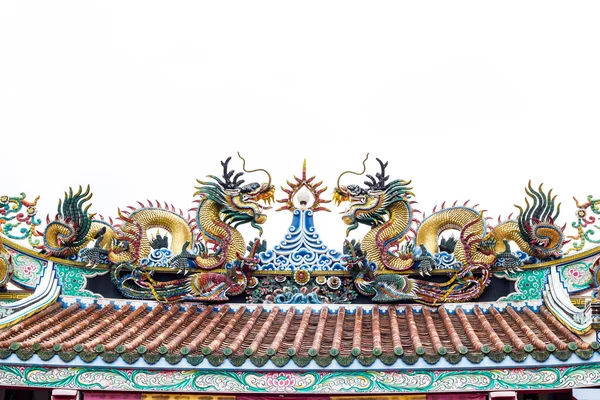 Kleurrijke draak standbeeld op china tempel dak op wit. — Stockfoto