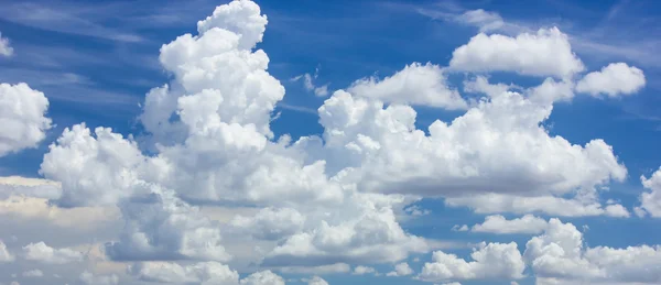 Blauwe lucht en witte wolken. — Stockfoto