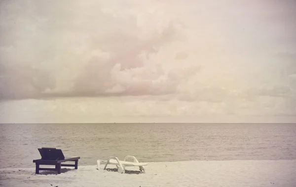 Vintage ligstoelen op het strand. — Stockfoto