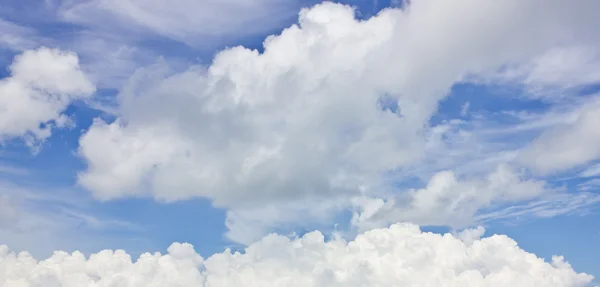 Blå himmel och vita moln. — Stockfoto