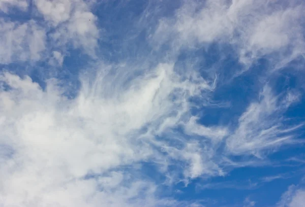 Blauwe lucht en witte wolken. — Stockfoto
