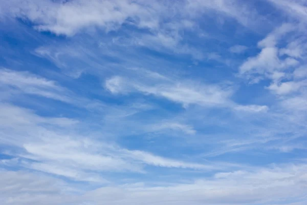 Céu azul e nuvens brancas. — Fotografia de Stock