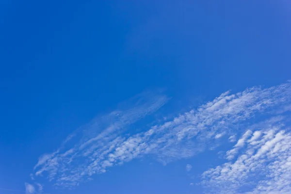 Blå himmel och vita moln. — Stockfoto