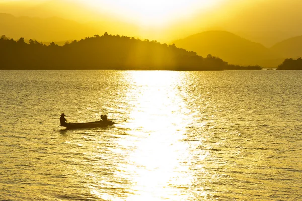 Mała łódka na zachodzie słońca. — Zdjęcie stockowe