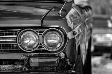 siyah beyaz eski bir kamyonet.