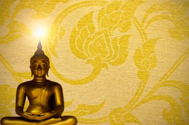 Tayland altın Buddha heykeli altın arka plan desenleri. 