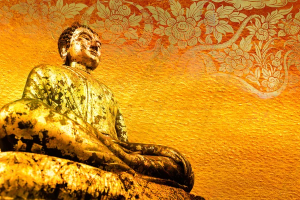 Guld Buddha staty på gyllene bakgrund mönster thailand. — Stockfoto