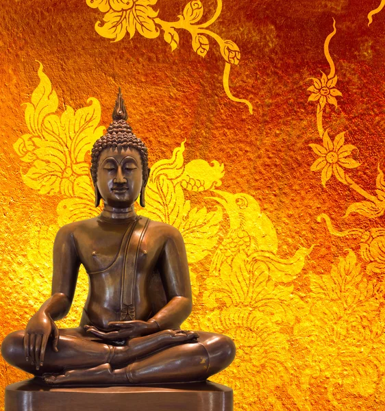 Guld Buddha staty på gyllene bakgrund mönster thailand. — Stockfoto