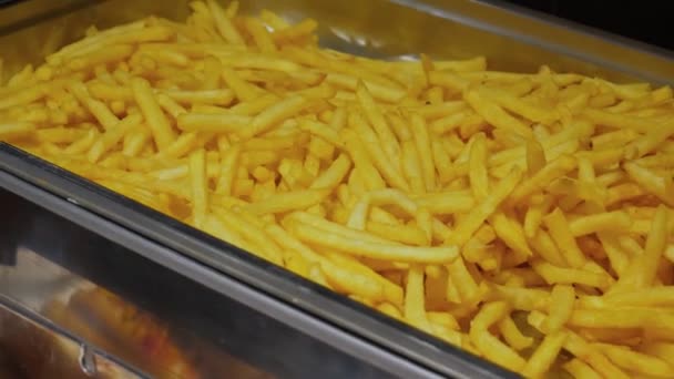Картофель фри в контейнере — стоковое видео