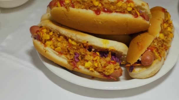 Hot dogy na desce — Stock video