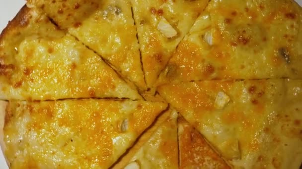 Hausgemachte Pizza in Scheiben geschnitten — Stockvideo