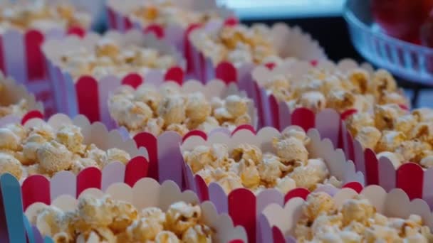 Popcorn v pruhovaných krabicích — Stock video