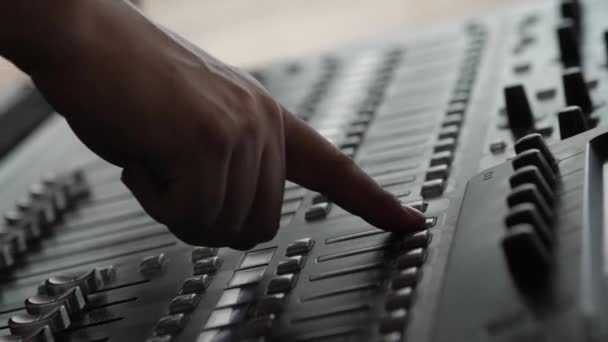 Рука музичного мікшера — стокове відео