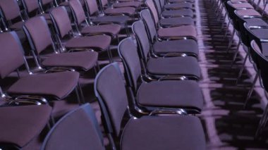 sıra sıra boş sandalyeler