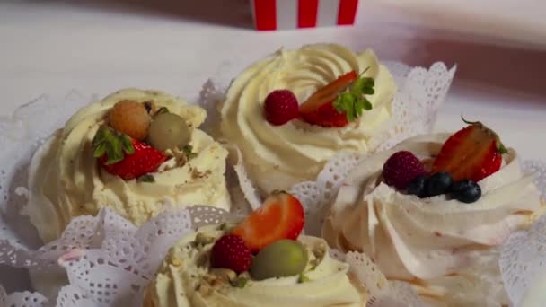 Десерт вкусные кексы — стоковое видео