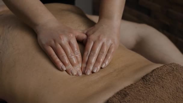 Masseur massage mannelijke cliënt — Stockvideo