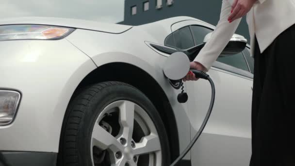 Mujer de negocios plug in EV — Vídeo de stock