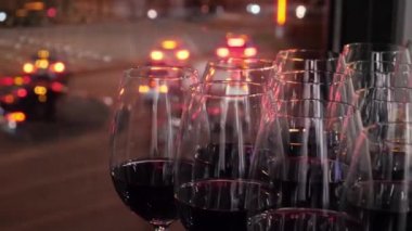 bardak kırmızı şarap ile