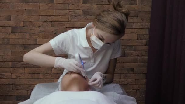 美容師のクリーニング顔 — ストック動画