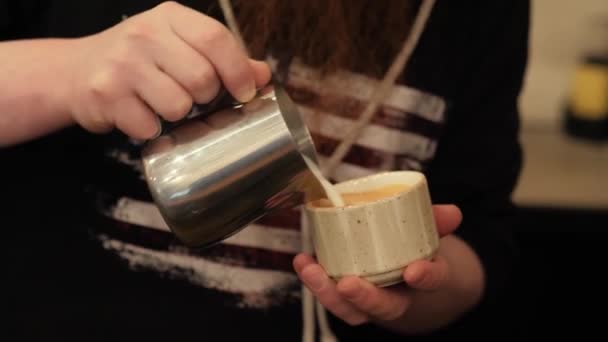 Barista latte art — Vídeo de Stock