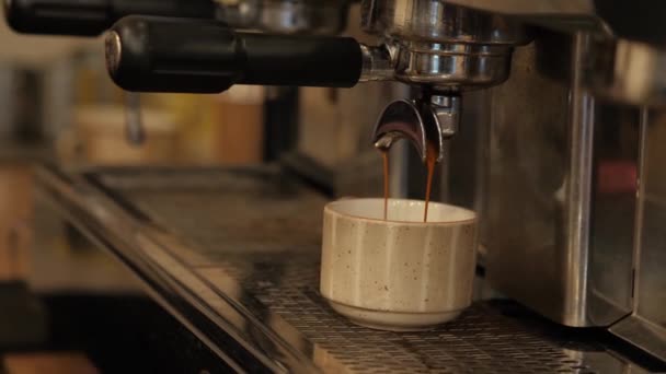 Verter el flujo de café — Vídeo de stock