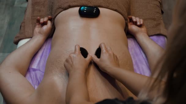 Tukang pijat batu spa — Stok Video