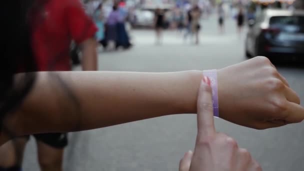 Ženská ruka aktivuje hologram Online prodej — Stock video