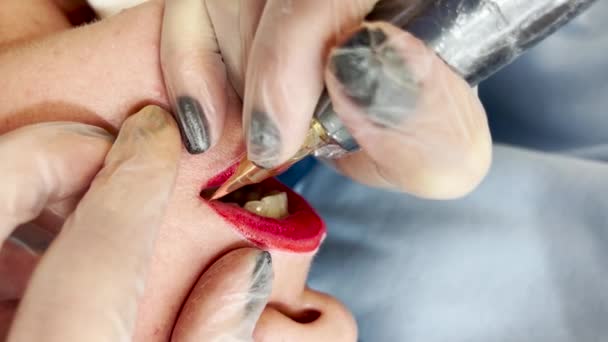 Вертикальное видео татуировки губ — стоковое видео