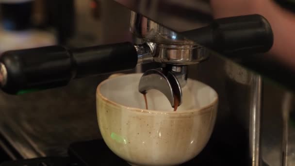 Versare il flusso di caffè — Video Stock