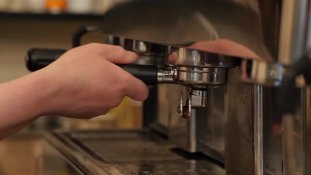 Kaffeefilterhalter — Stockvideo