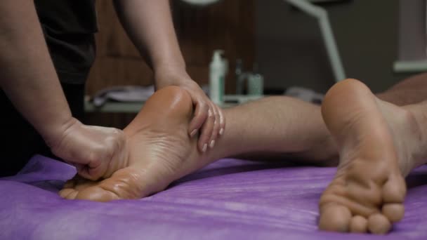 Мужской массаж ног — стоковое видео
