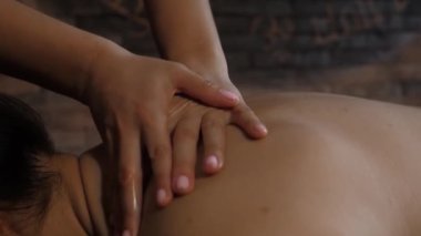 Kadın masaj hareketleri