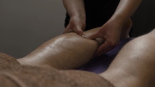 Массаж ног телёнка — стоковое видео