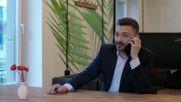 Бизнесмен говорит по телефону — стоковое видео