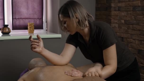 Massaggiatore massaggio alla schiena — Video Stock