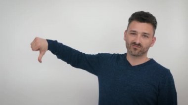 Adam başparmak aşağı