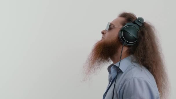 Słuchawki z brodą — Wideo stockowe