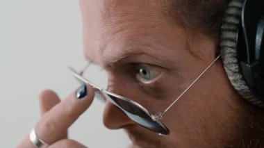 Sakallı adam güneş gözlüğü