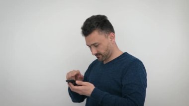 Yakışıklı Sakallı Adam Akıllı Telefon Beyaz Arkaplan 'da izole edilmiş. Çekici, beyaz, orta yaşlı bir adam telefon kullanıyor, yer kopyalıyor.