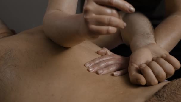 Homem Irreconhecível Recebe Massagem Spa Férias Relaxantes Estância Bem Estar — Vídeo de Stock