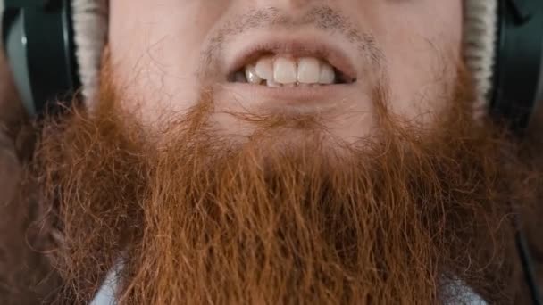 신원을 수없는 수염을 남자가 헤드폰을 벌리고 말하는 얼굴의 일부인 움직여 — 비디오