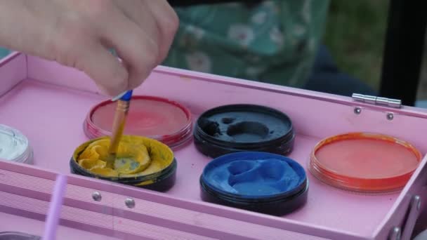 Vrouwelijke Hand Van Kunstenaar Dompelt Borstel Gele Verf Voor Het — Stockvideo