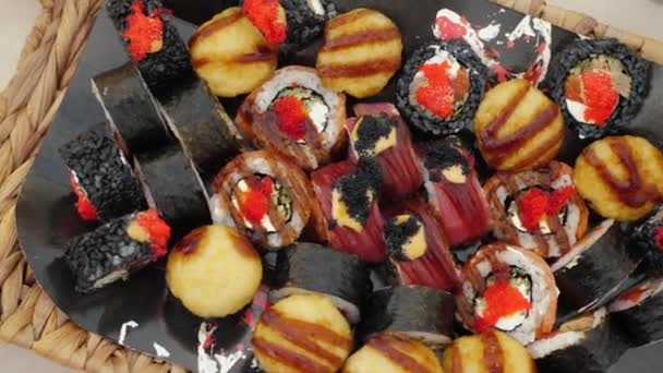 Assortiment Van Sushi Broodjes Japans Eten Bovenaanzicht Roteren Set Van — Stockvideo