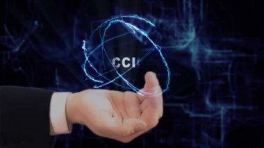Boyalı el, hologram aşısı konseptini gösteriyor. Gelecekteki teknoloji ekranı ve modern kozmik geçmişi olan takım elbiseli bir adam.